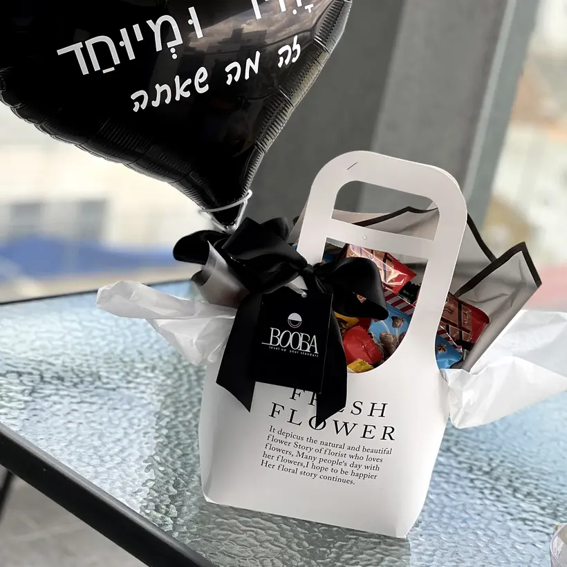 מארז פרחים ממותג של בובה